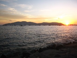 Puesta
                          del sol en la bahía de Chimbote 01 con la isla
                          Blanca