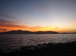 Vista con cielo amarillo a la
                                    bahía de Chimbote con la isla Blanca
                                    02