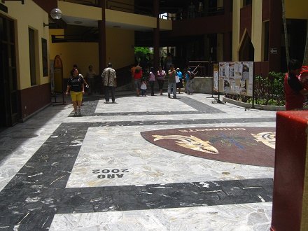 La municipalidad de Chimbote, el piso
                            con el escudo