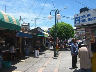 Puestos laterales del mercado de
                                  Chimbote