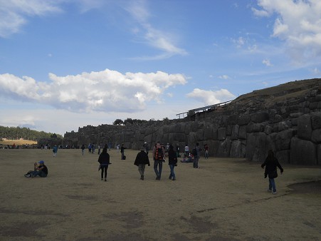 The walk is going on now heading to the center of the field (festivity courtyard) of Sacsayhuamán