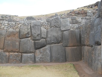 Cusco Sacsayhuamán, giant zigzag wall 07