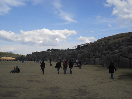 The walk is going on now heading to the center of the field (festivity courtyard) of Sacsayhuam�n