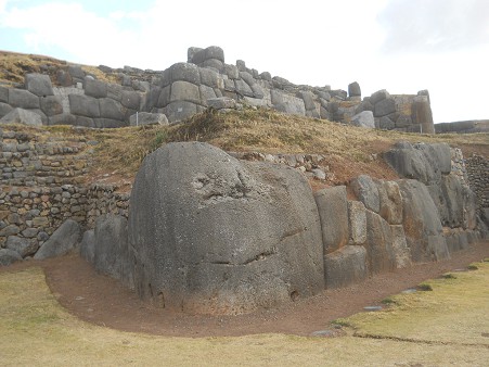 Cusco Sacsayhuam�n, giant zigzag wall 05