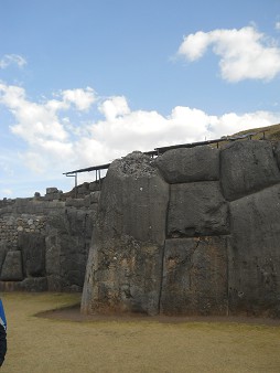 Cusco Sacsayhuam�n, giant zigzag wall 11