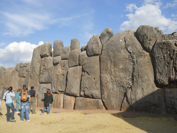 Cusco Sacsayhuam�n, muro en zigzag gigante 20