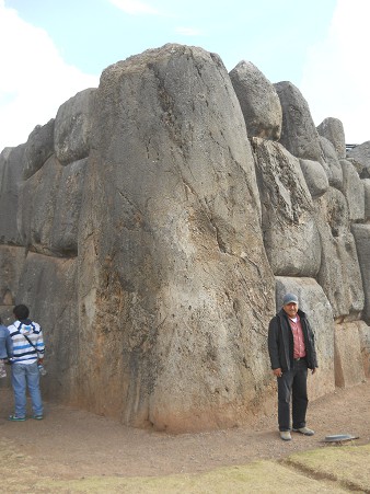 Cusco Sacsayhuam�n, giant corner stone with an adult
              person