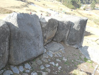 Cusco, Sacsayhuamán, terrace 1, head stones 05