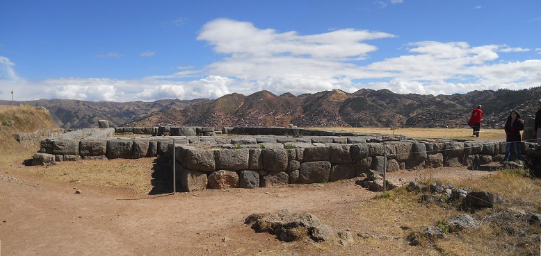 Sacsayhuamán (Cusco), vierte Terrassenstufe, Sicht auf Fundamente und Panorama 02