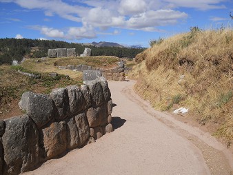 Sacsayhuamán (Cusco), terrace 4, during the way back passing more walls 01