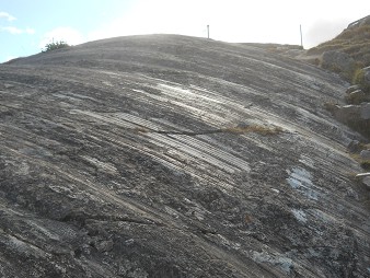 Sacsayhuamán (Cusco), die grossen Bögen der abgeflachten Felsen auf dem abgeflachten Hügel 05