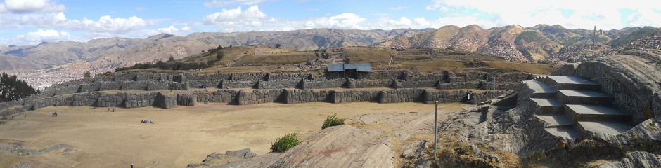 Sacsayhuamán (Cusco), der gigantische Mehrfachthron auf dem abgeflachten Hügel, die Sicht auf die Zickzackmauern gegenüber