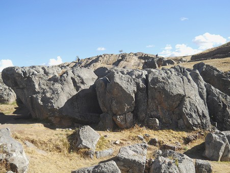 Sacsayhuamán (Cusco), grosser Steinbruch, Ansammlung von Gigasteinen mit Schnitten und Thronen 02