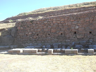 Sacsayhuamán (Cusco), big quarry, the big wall with rectangular, almost squared holes part 1