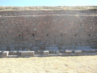 Sacsayhuamán (Cusco), big quarry, the big wall with rectangular, almost squared holes part 2