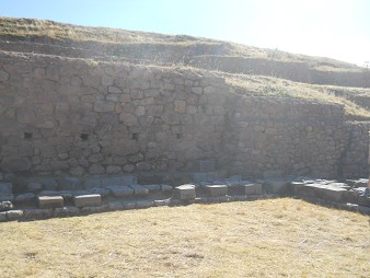 Sacsayhuamán (Cusco), grosser Steinbruch, die grosse Mauer mit rechteckingen, fast quadratischen Löchern 3