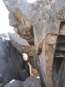 Sacsayhuamán (Cusco), grosser Steinbruch, der Fels mit der umgekehrten Treppe und Thron, Details 01