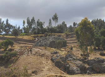 Cusco Sacsayhuamán, the rock of stairs and throness "Chinchana grande" in the meadows - zoom Cusco Sacsayhuamán, the rock of stairs and throness "Chinchana grande" in the meadows - zoom