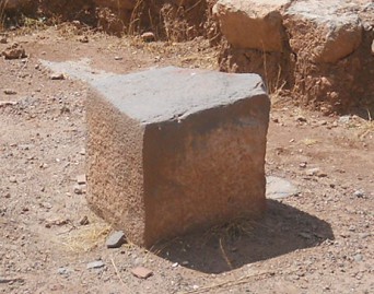 Cusco Sacsayhuamán, on the way to the rock of stairs and thrones "Chinchana grande" - groundworks and cut stones in form of a cube - zoom Cusco Sacsayhuamán, on the way to the rock of stairs and thrones "Chinchana grande" - groundworks and cut stones in form of a cube - zoom