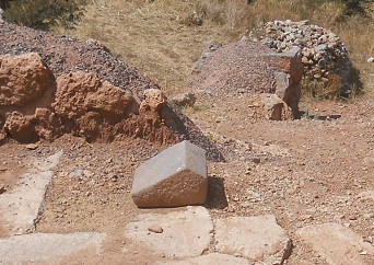 Cusco Sacsayhuam�n, on the way to the rock of stairs and thrones "Chinchana grande", groundworks and a trapezoid cut stone in form of a house