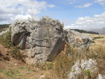 Cusco Sacsayhuamán, on the way to the rock of stairs and thrones "Chinchana grande", rock with cut surfaces - zoom Cusco Sacsayhuamán, on the way to the rock of stairs and thrones "Chinchana grande", rock with cut surfaces - zoom