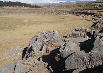 Cusco Sacsayhuamán 10, Chaosbereich, gruppierte, geschmolzene Steine mit Flächen 1