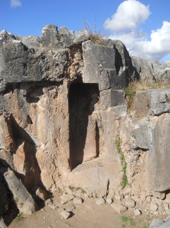 Cusco Sacsayhuamn: Das Amphitheater, Nische in Form einer Tr mit rechteckigen Schnitten in Schwarz-Rot - Nahaufnahme
