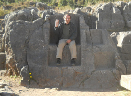 Cusco Sacsayhuamán: In the amphitheater is a chaos
              zone with a throne wall, Michael Palomino is greeting