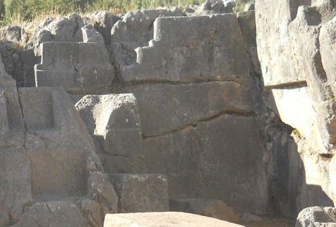 Cusco Sacsayhuamán: in the amphitheater near the throne wall there are cuts in the rock with right angles, zoom