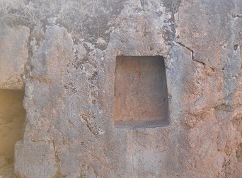 Cusco Sacsayhuamán, even more mysteries: cut niches in red rock