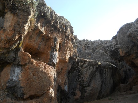 Cusco
              Sacsayhuam�n, even more mysteries: rectangular cuts with a
              big niche