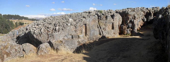 Cusco Sacsayhuam�n, even more mysteries: corridor
              with black and red rock with niches and thrones, panorama
              02