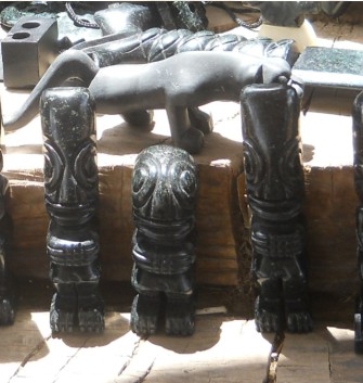 Kunsthandwerkwerkstatt in Cusco Sacsayhuamán:
              Schwarze Personenfiguren 02: 3 Ausserirdische - Es waren
              GÖTTER