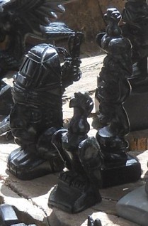 Kunsthandwerkwerkstatt in Cusco Sacsayhuamán:
                    Schwarze Figuren 04 mit einigen weissen: Ein
                    Ausserirdischer: Es waren GÖTTER - und zwei Adler