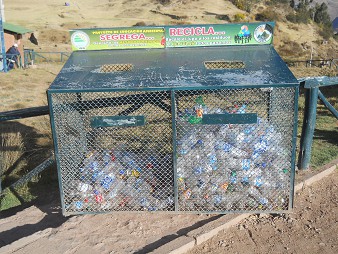 Cusco Sacsayhuamán 16: Der Weg zurück nach Cusco, Die Sammelstation für Plastikflaschen-Recycling