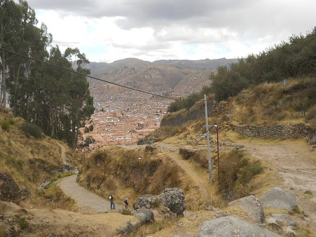 Cusco Sacsayhuamán 16: Der Weg zurück nach Cusco, hier ist die Strasse wegen Steinen und Felsen unpassierbar