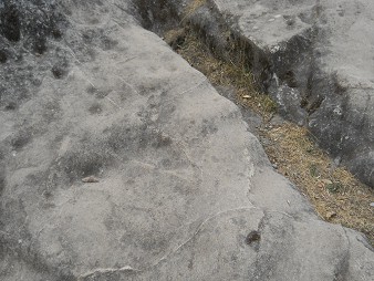 Cusco Sacsayhuamán 16: Der Weg zurück nach Cusco, schwarz-weiss abgeflachter Felsen 03