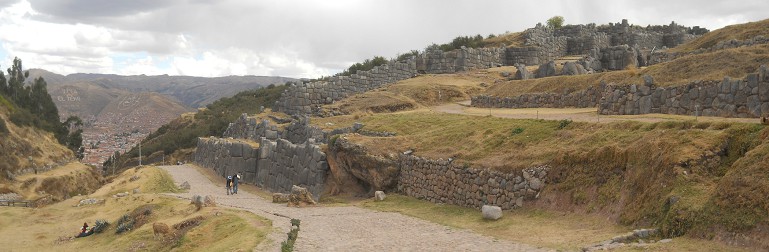 Cusco Sacsayhuamán 16: Der Weg zurück nach Cusco, die Strasse mit der grossen Zickzackmauer, Panorama 01 Cusco Sacsayhuamán 16: Der Weg zurück nach Cusco, die Strasse mit der grossen Zickzackmauer, Panorama 01