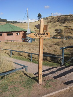Cusco Sacsayhuam�n 16: Der Weg zur�ck nach Cusco, ein Wegweiser nach Q'enqo