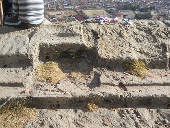 Cusco Sacsayhuam�n 16: Der Weg zur�ck nach Cusco, H�gel mit lang geschnittenen Steinen mit Kan�lchen und L�chern - Detail 04