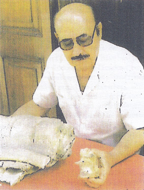 Sr. Cabrera mostrando vrtebras
                dorsales de dinosaurios