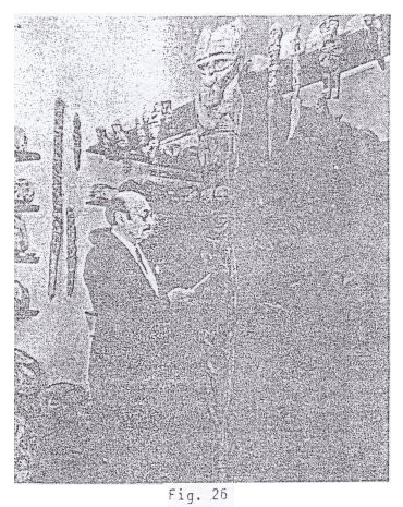 Fig.
                                26: Sr. Cabrera con una madera tallada
                                de Ocucaje