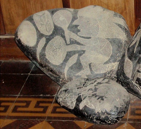 Der Weise mit einer Lupe und
den Eiern der Schöpfung mit einer Eidechse und
einem Mann drin Der Weise mit einer Lupe und den Eiern
der Schöpfung mit einer Eidechse und einem
Mann drin