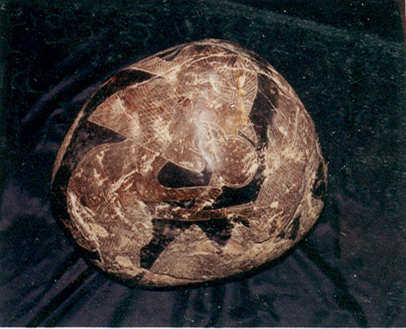 Hier ist ein
weiterer Stein, der einen Weisen mit einer Lupe
und einem Ei der Schöpfung zeigt Hier ist ein weiterer
Stein, der einen Weisen mit einer Lupe und einem
Ei der Schöpfung zeigt