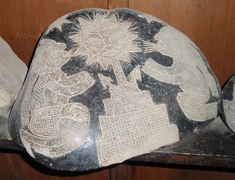 Zwei Weise blasen hier die Sonne an,
                          Nahaufnahme