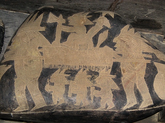 Weise tragen hier eine S�nfte mit einem
                          Weisen drin, der ein Beil in der Hand h�lt