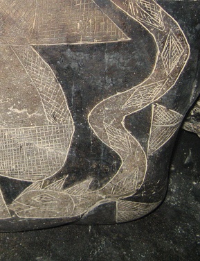 Die Schlange weist eine grafische
                          Hautzeichnung auf, Nahaufnahme