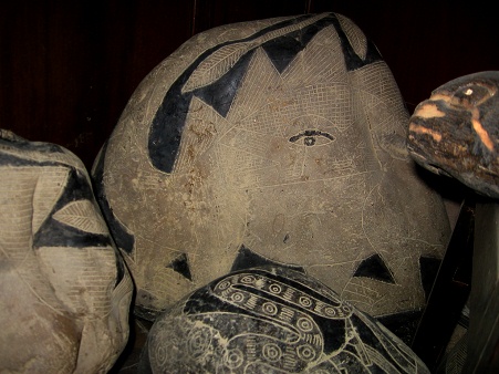 Dinosaurier (Stegosaurus-Brontosaurus)
                          mit einem menschlichen Auge auf dem Bauch 01