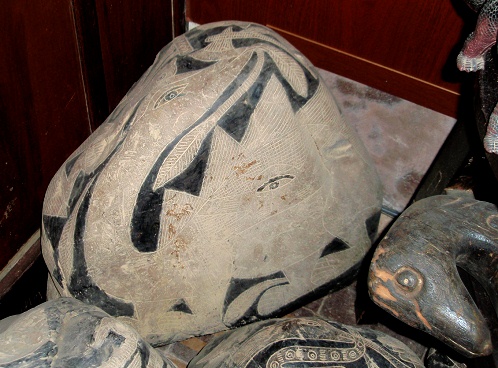 Dinosaurier (Stegosaurus-Brontosaurus)
                          mit einem menschlichen Auge auf dem Bauch,
                          Nahaufnahme