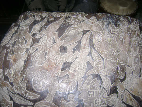 Detail: Ein
                          Dinosaurier (Mischung aus Stegosaurus und
                          Camarasaurus oder Brontosaurus) frisst einen
                          Ureinwohner